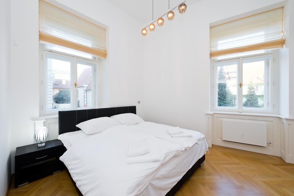 Modern Apartment Vsehrdova Prague Room photo