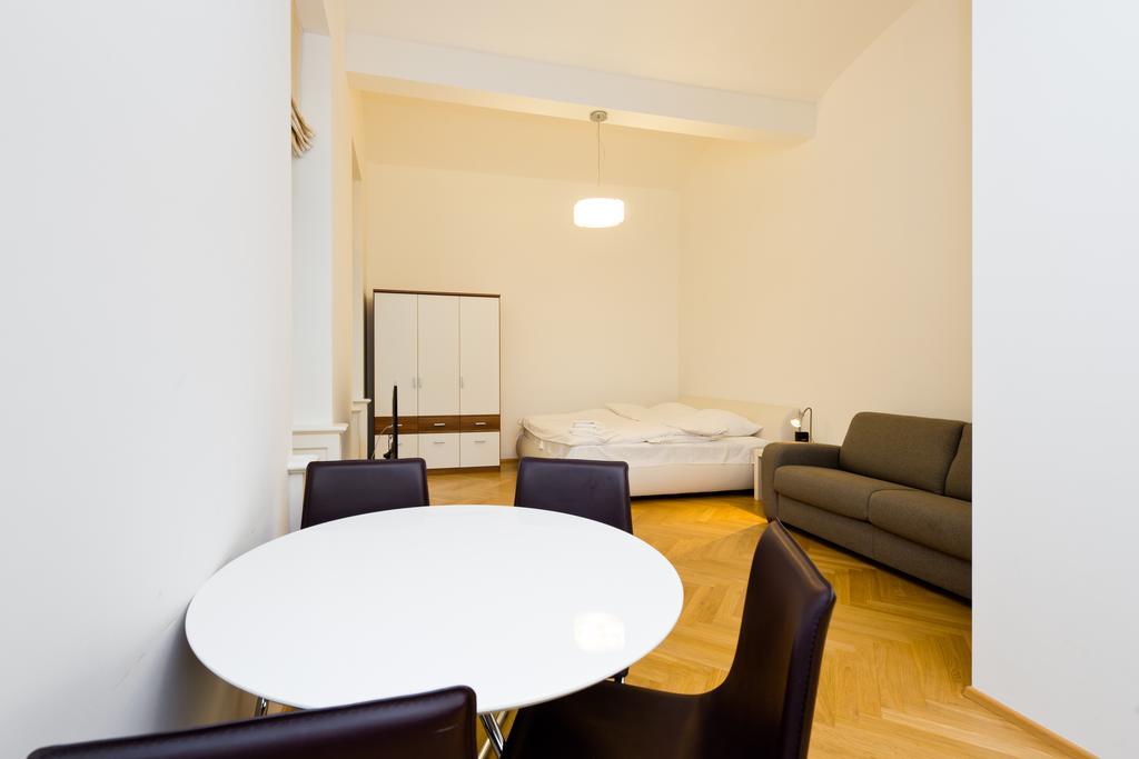 Modern Apartment Vsehrdova Prague Room photo